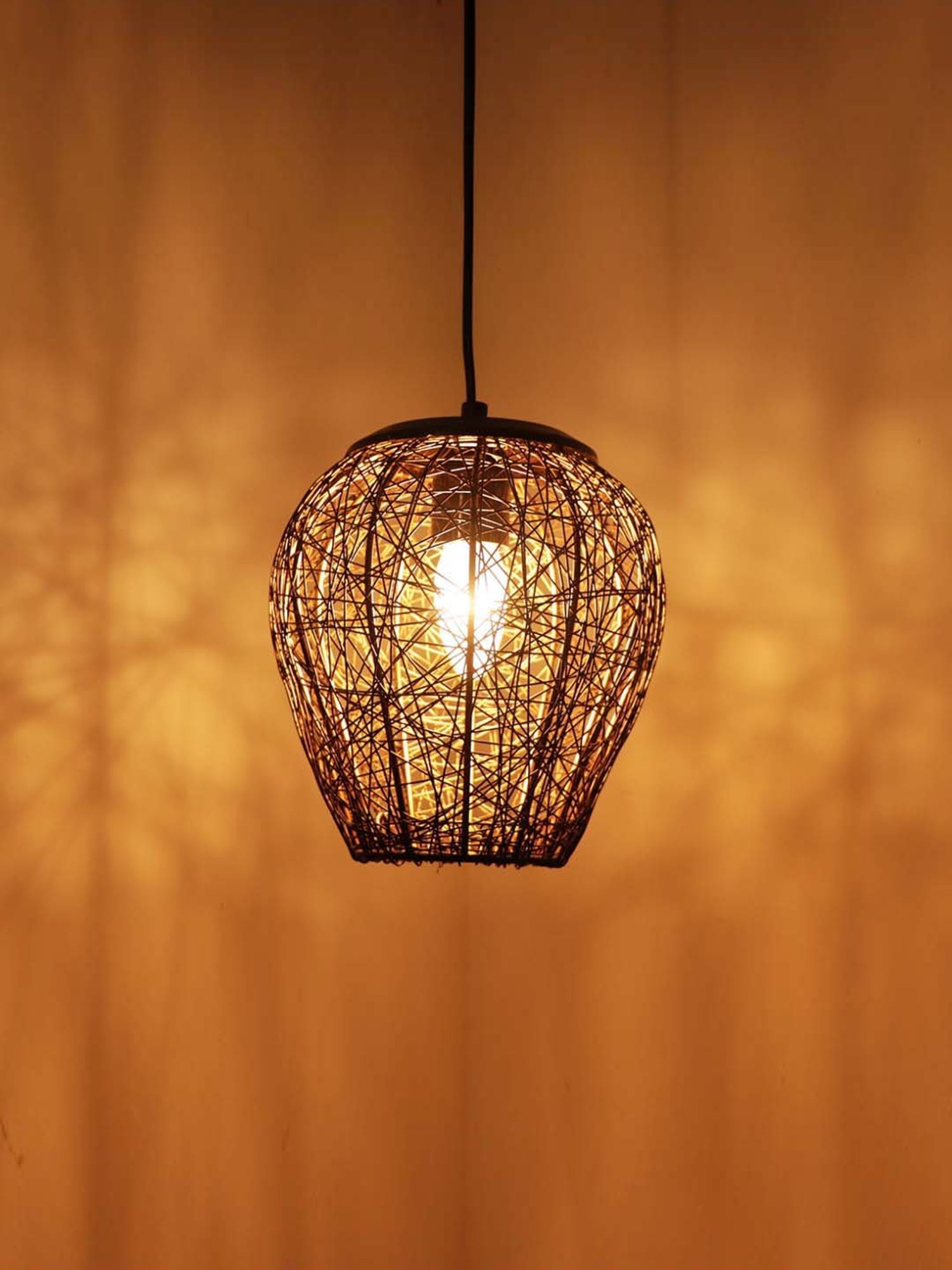 ExclusiveLane 'Glamorous Mesh' Black Iron Hand-Etched Pendant Lamp - Set of 1