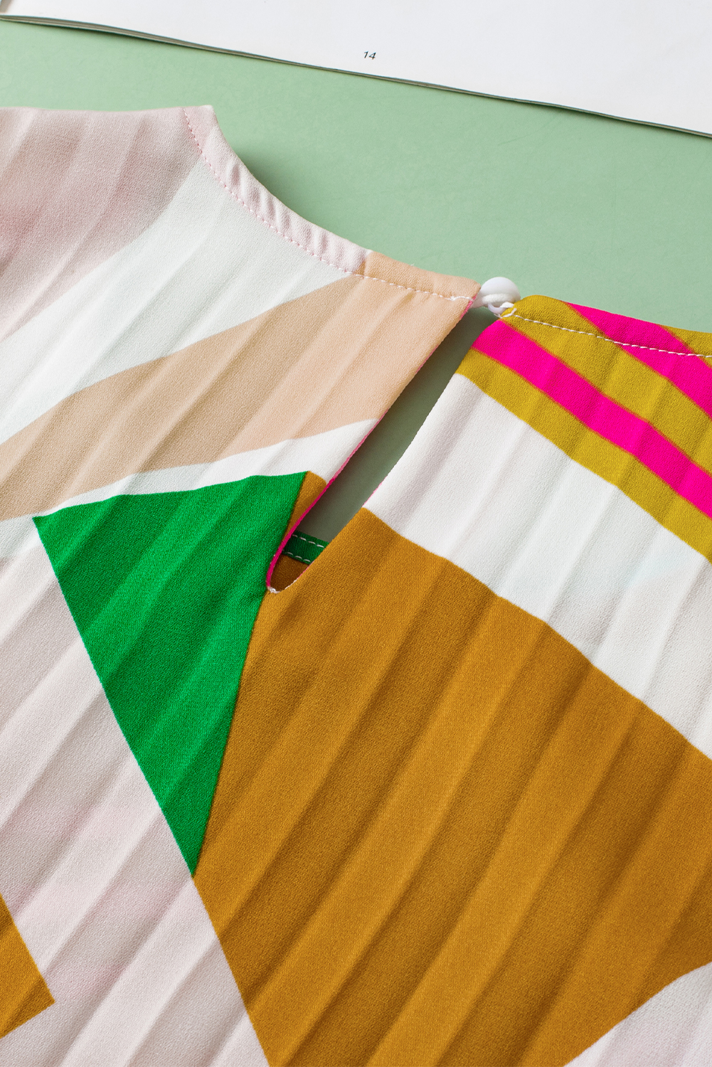 Multicolor Boho Geometric Print Keyhole Back Pleated Sleeveless Shirt