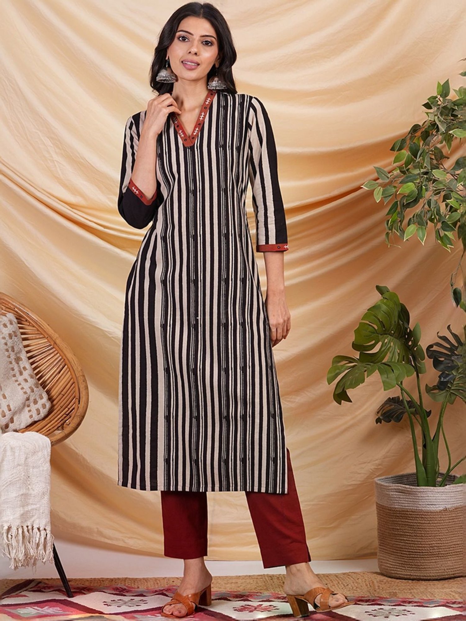 Kami Kubi Black & White Cotton Striped Straight Kurta