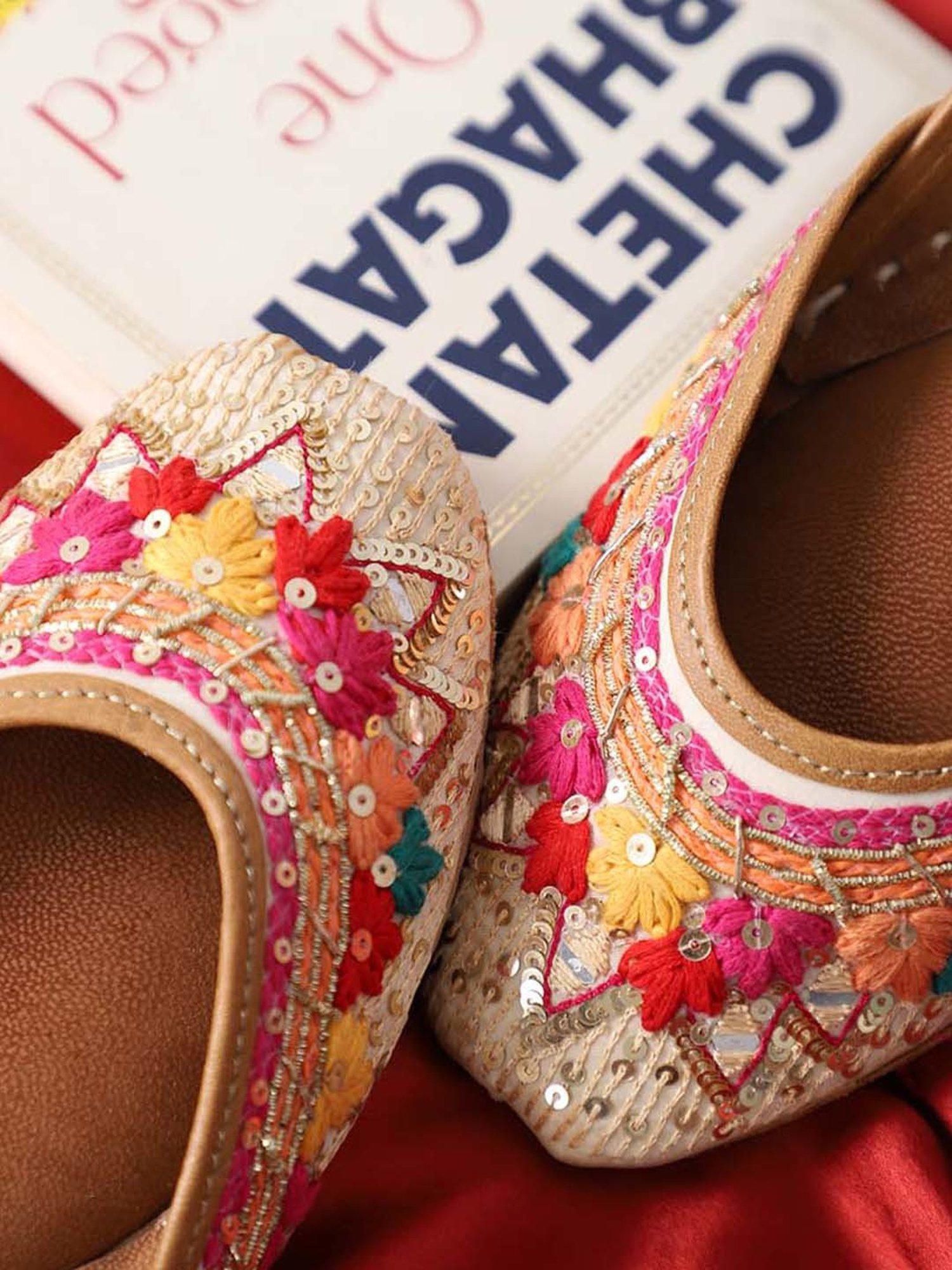 Glam Story Women's Cream Ethnic Juttis