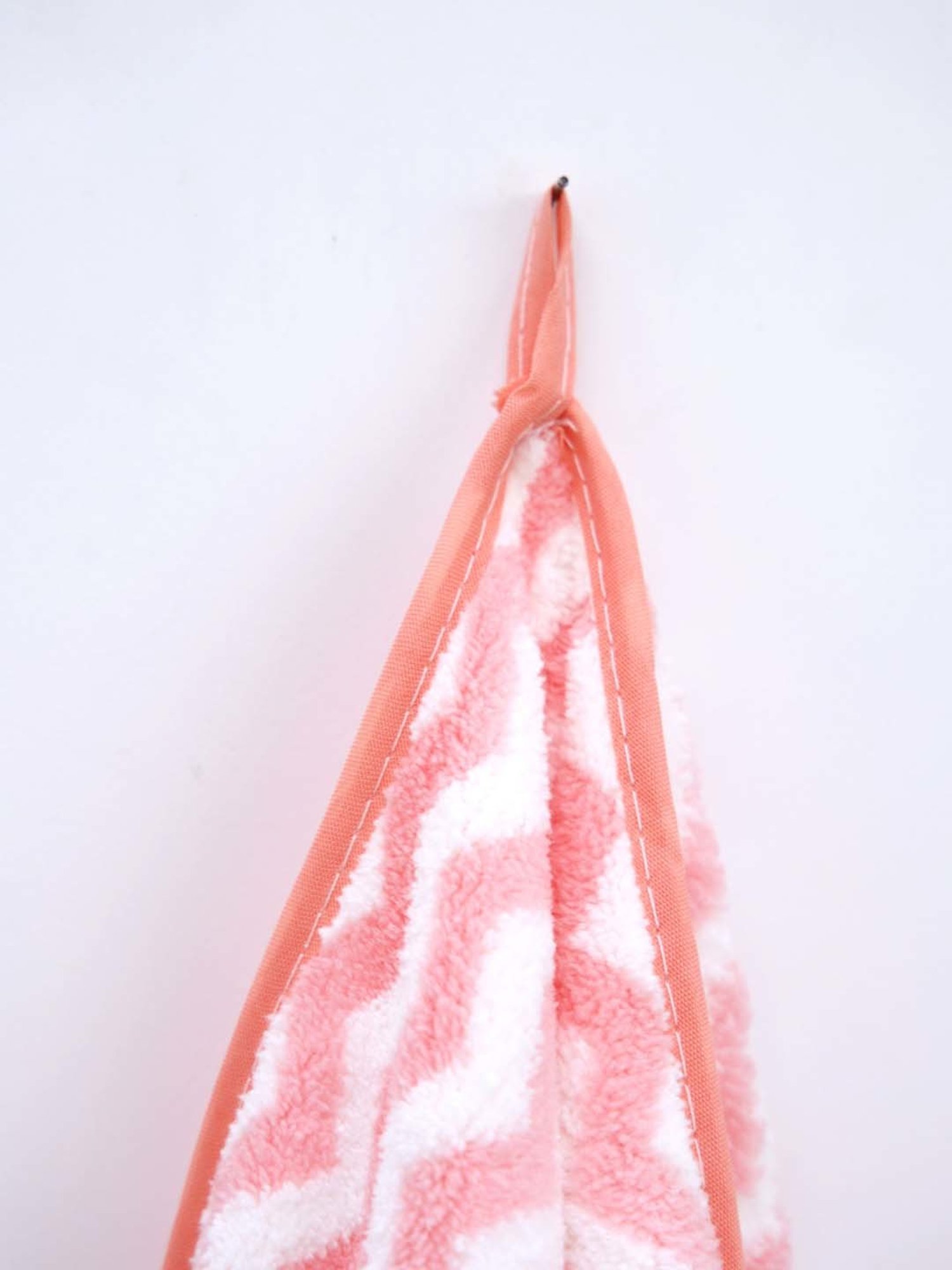 Ariana Pink & White Cotton 400 GSM Bath Towel with Attachment For Hanging - Set of 1