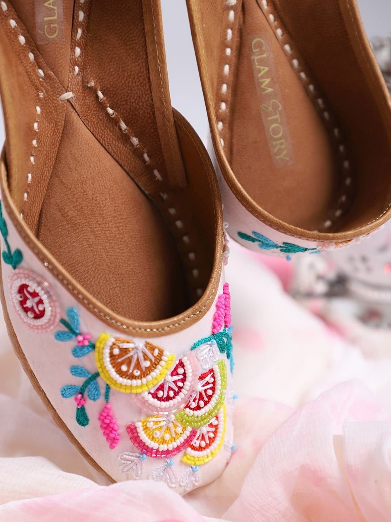 Glam Story Women's White Ethnic Juttis