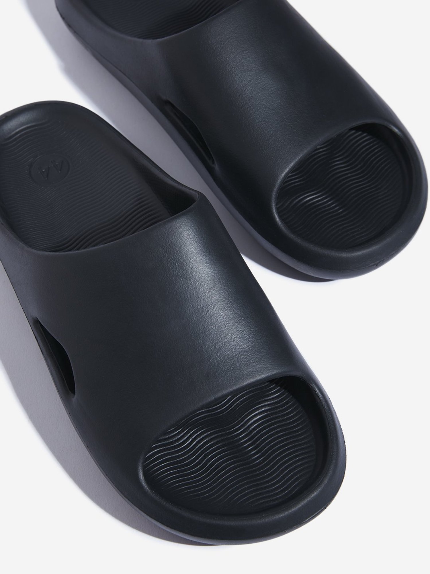 SOLEPLAY by Westside Black Solid Pool Slides