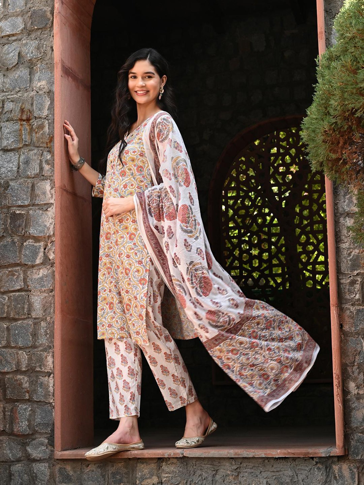 DECKEDUP Multicolor Floral Print Kurta With Pants & Dupatta