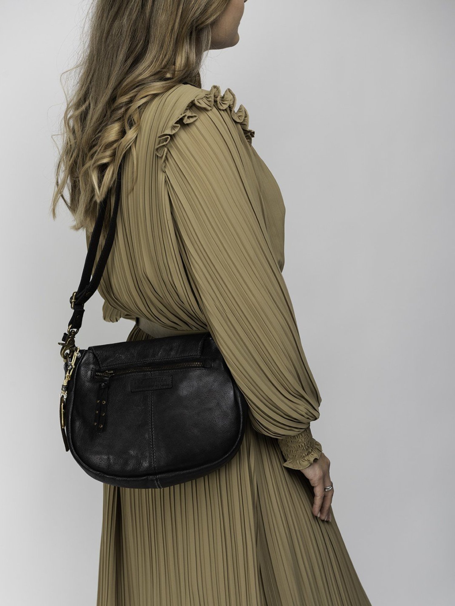 Art N Vintage Carob Black Leather Textured Small Sling Handbag