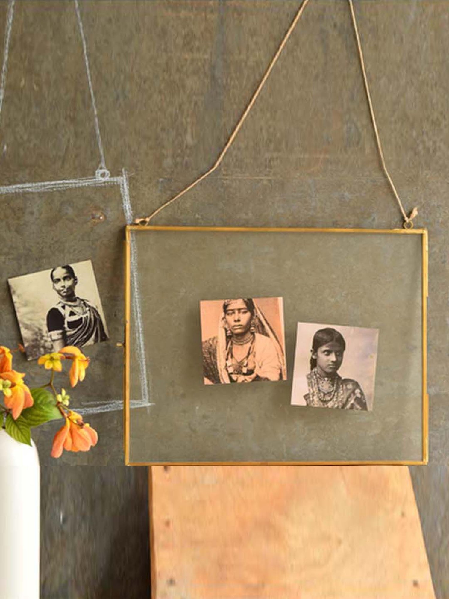 Art Street Gold Engineered Wood Swing Fashion Resin Vintage Photo Frame