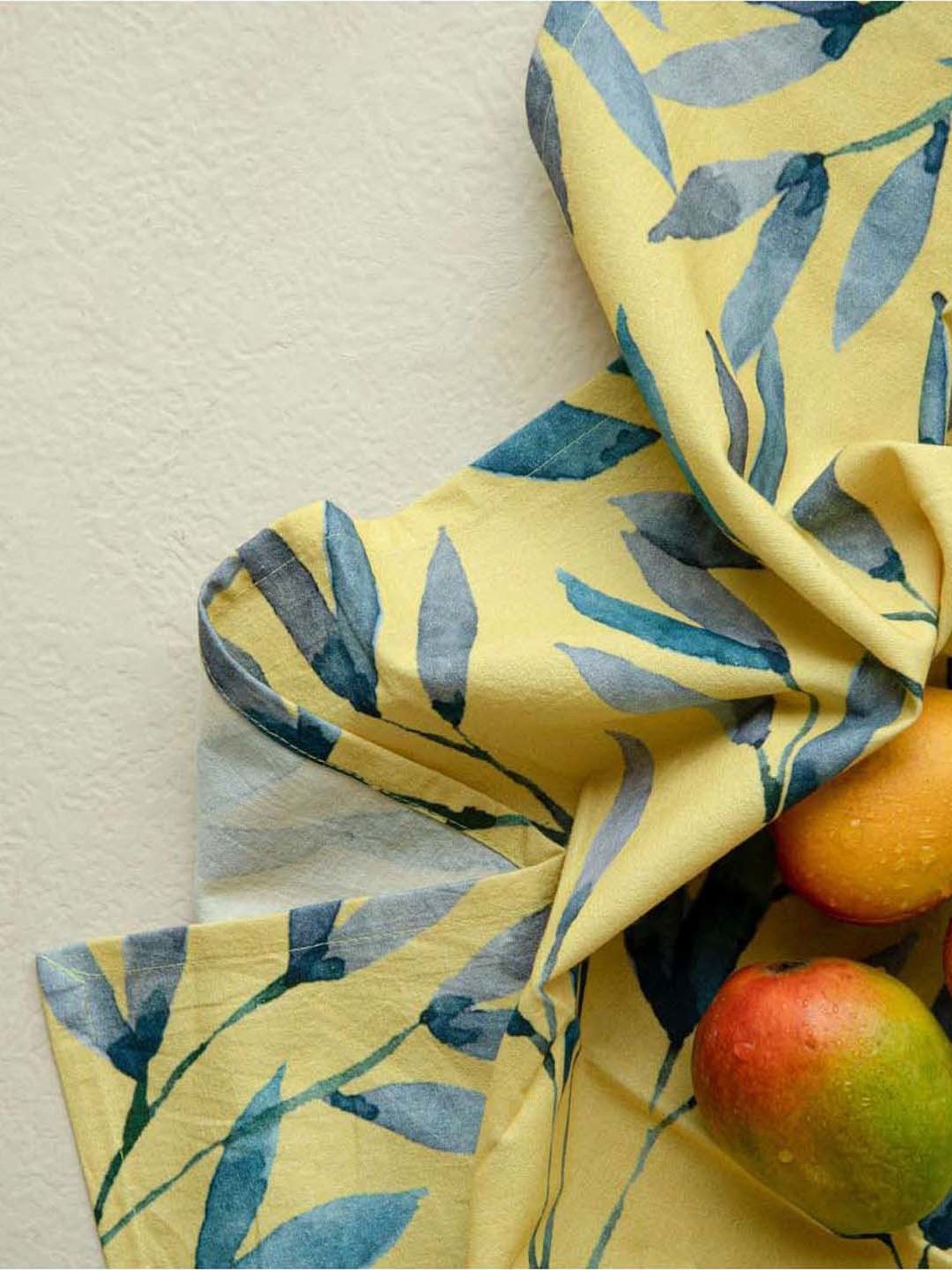 20" White Napkin with Red and Green Tassels Set of 4 pc White - SARO Lifestyle