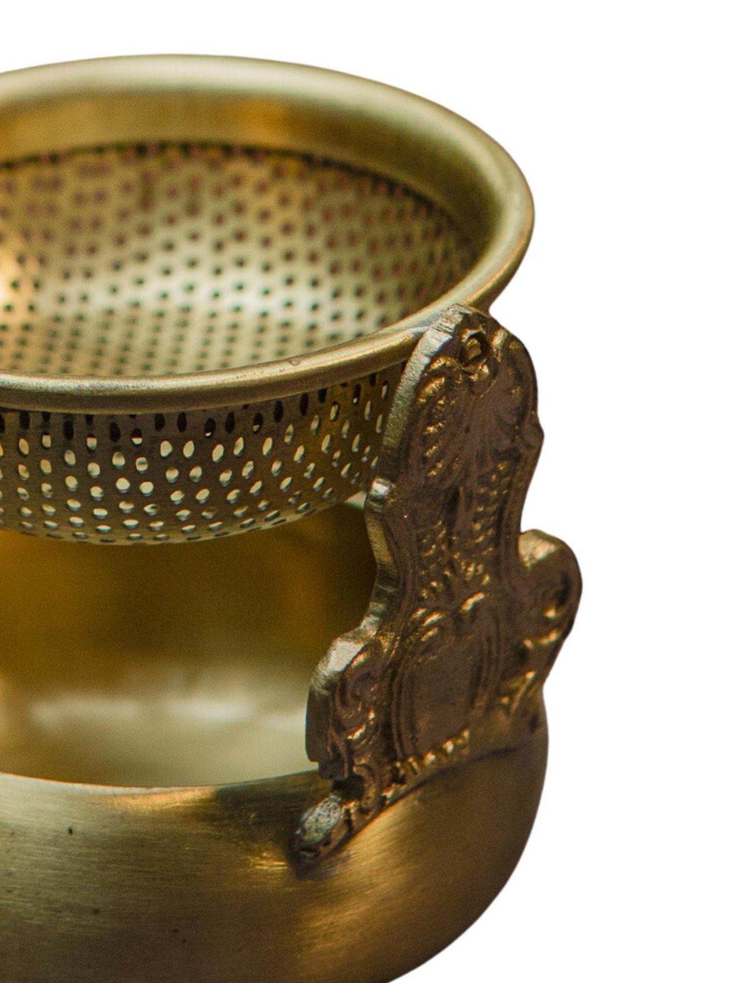 Ambi Exquisite Brass Swing Medium Sized Tea Strainer With Wooden Handle