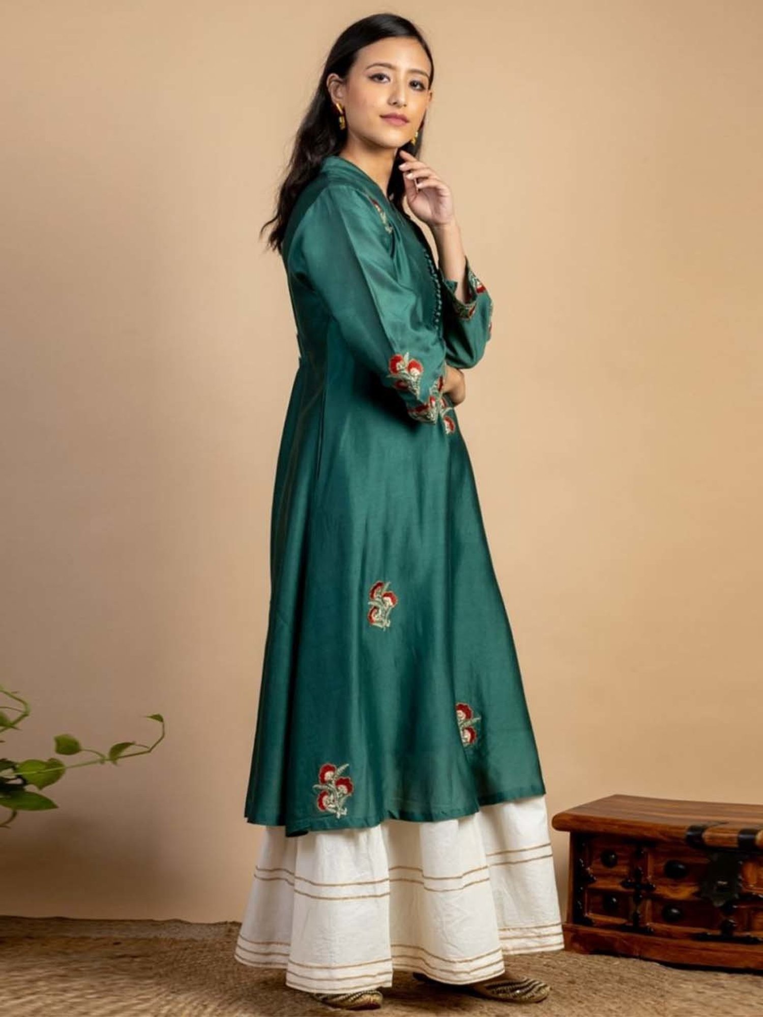 Mushio Bottle Green Chaitra Embroidered Chanderi Silk Kurta