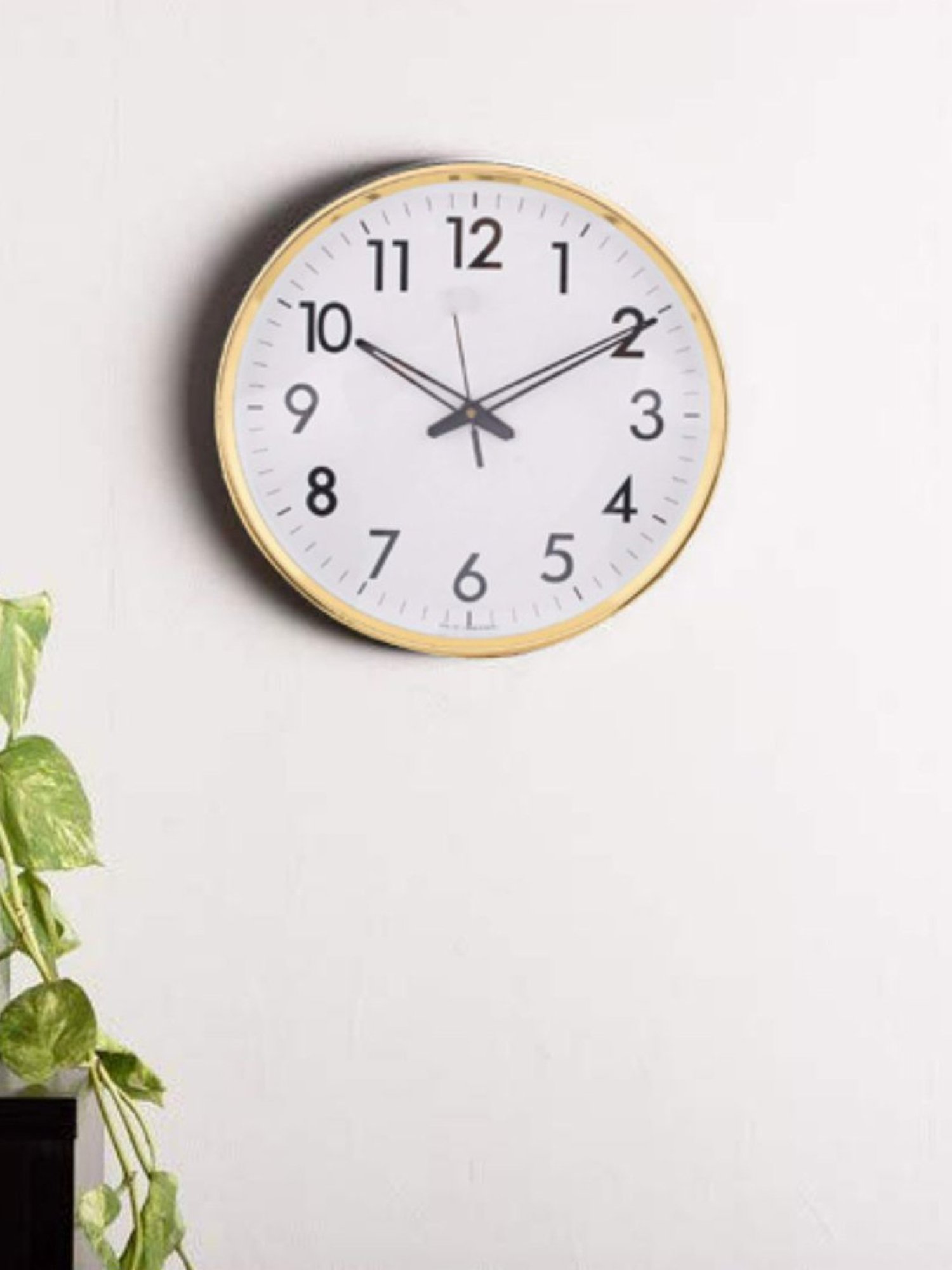 CHRONIKLE Round Gold Plastic Wall Clock