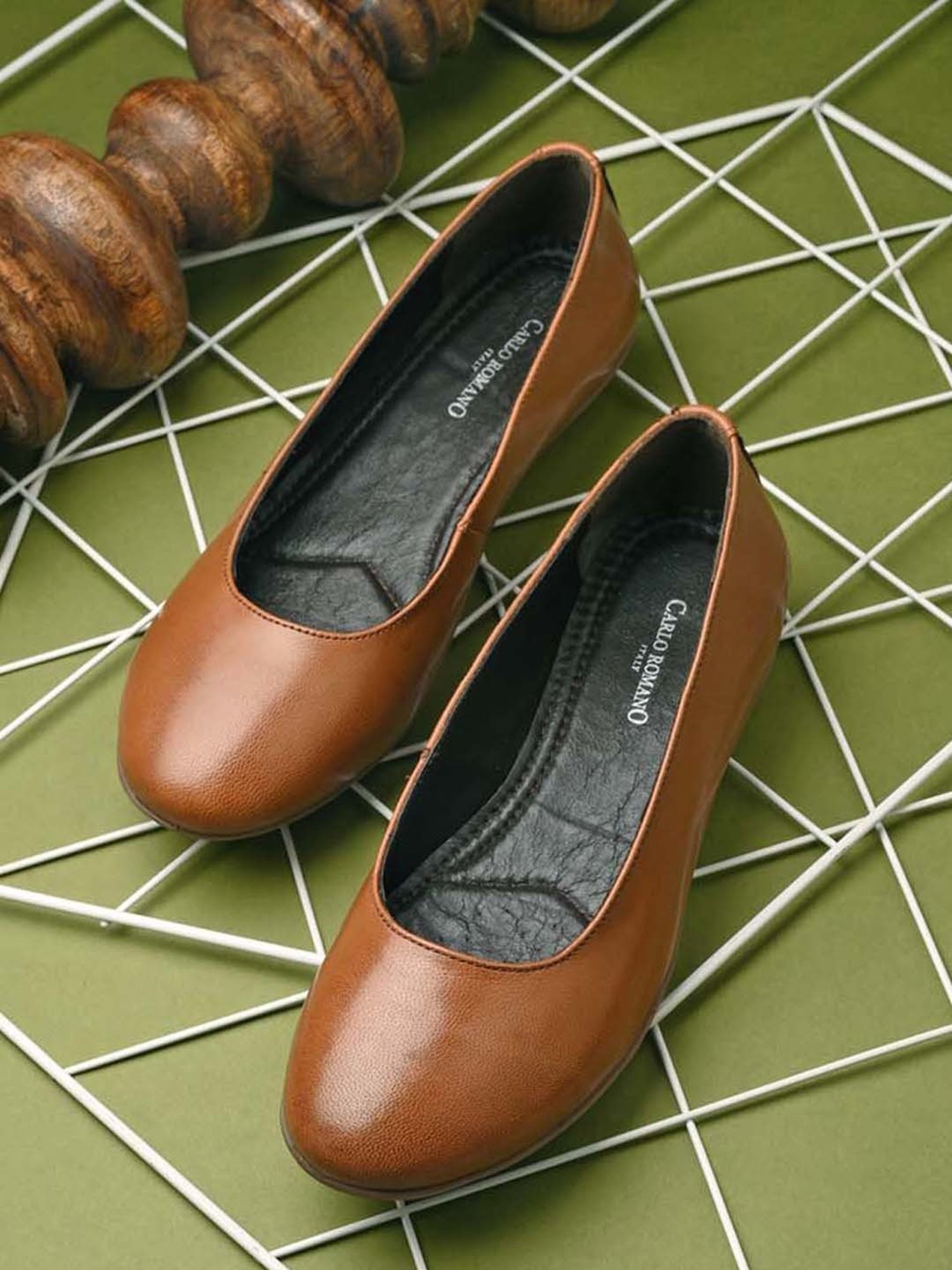 Carlo Romano Women's Tan Flat Ballets