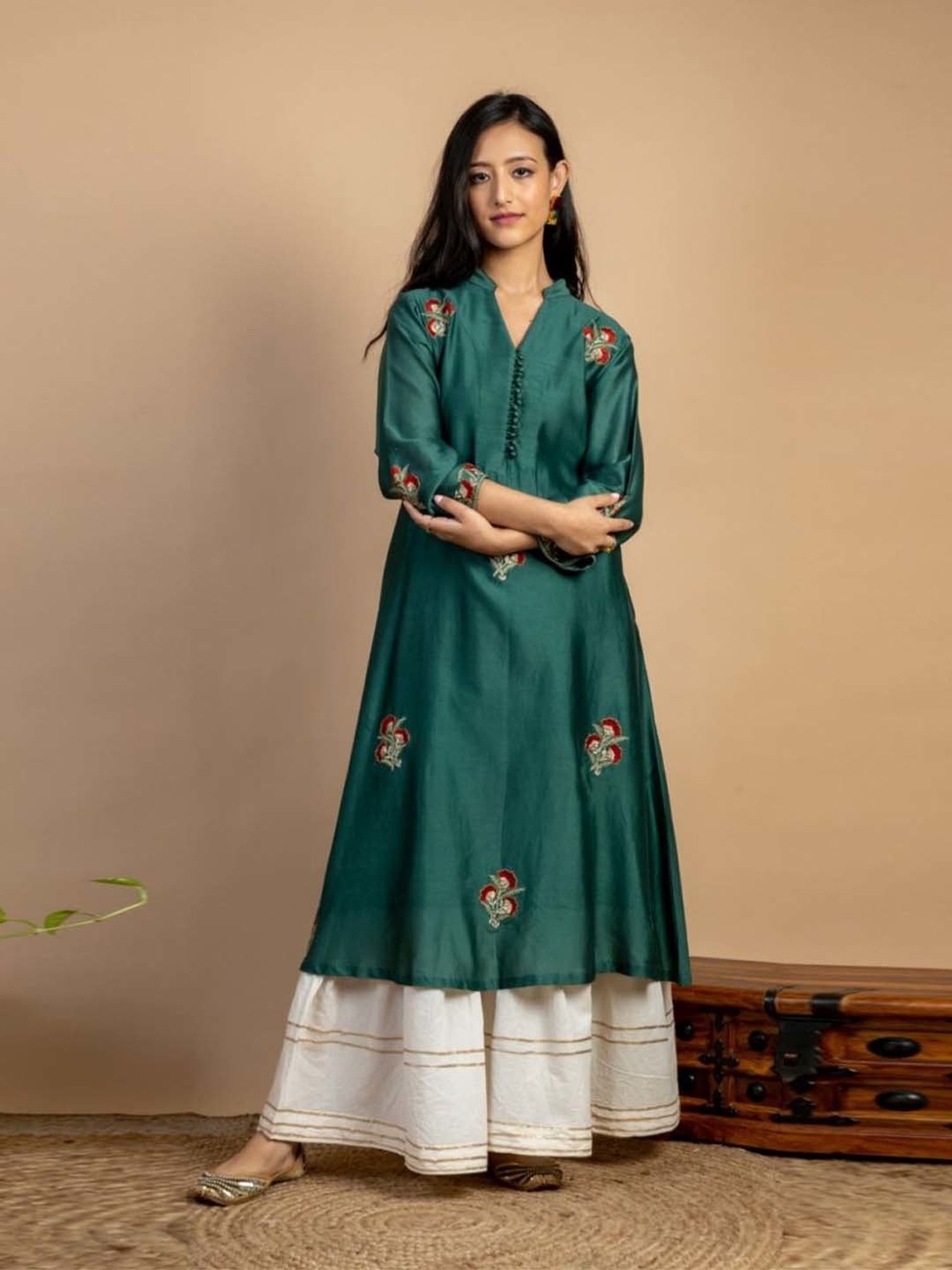 Mushio Bottle Green Chaitra Embroidered Chanderi Silk Kurta