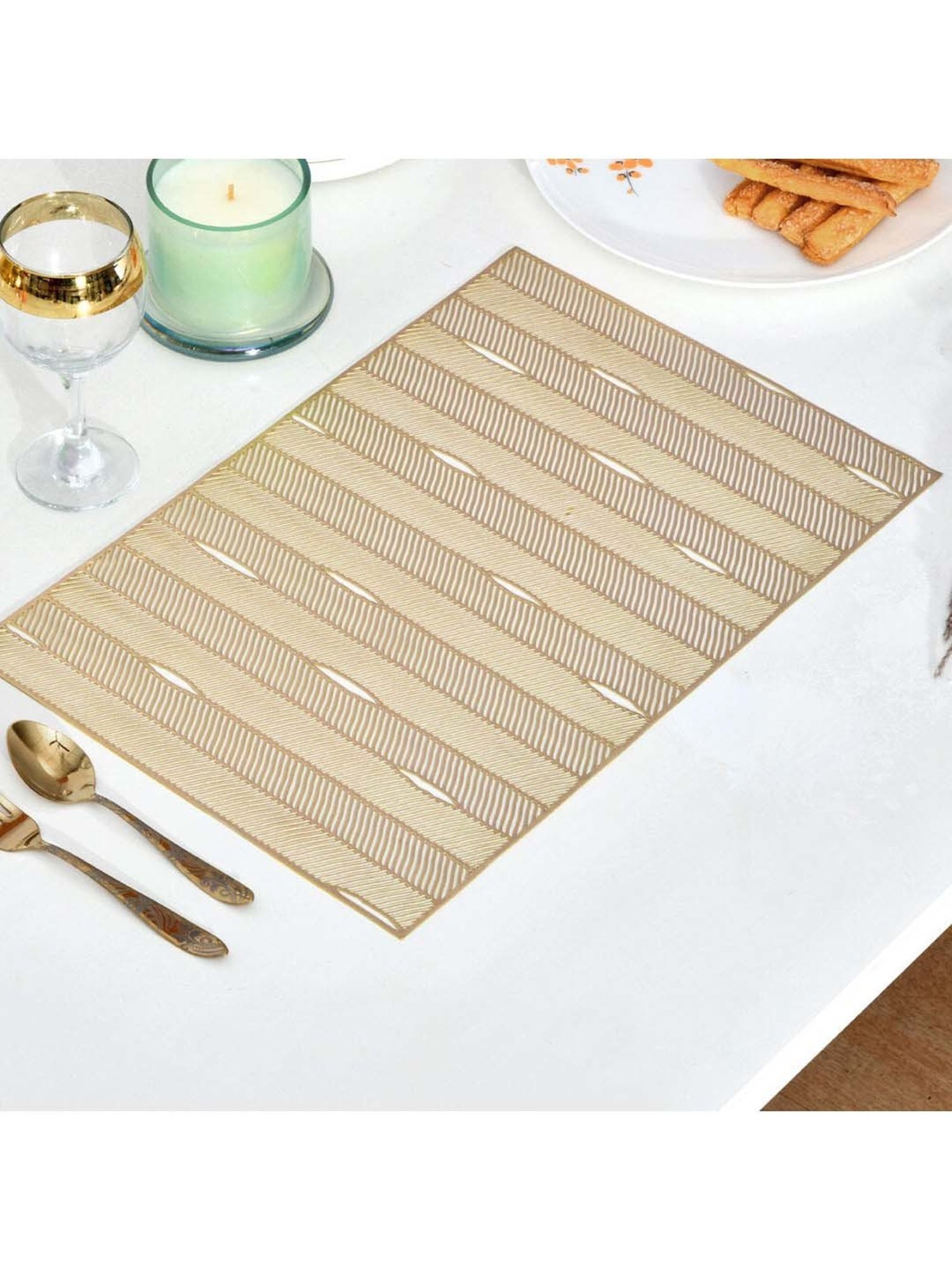 Table Runner with 4ct Placemats - Bullseye's Playground™