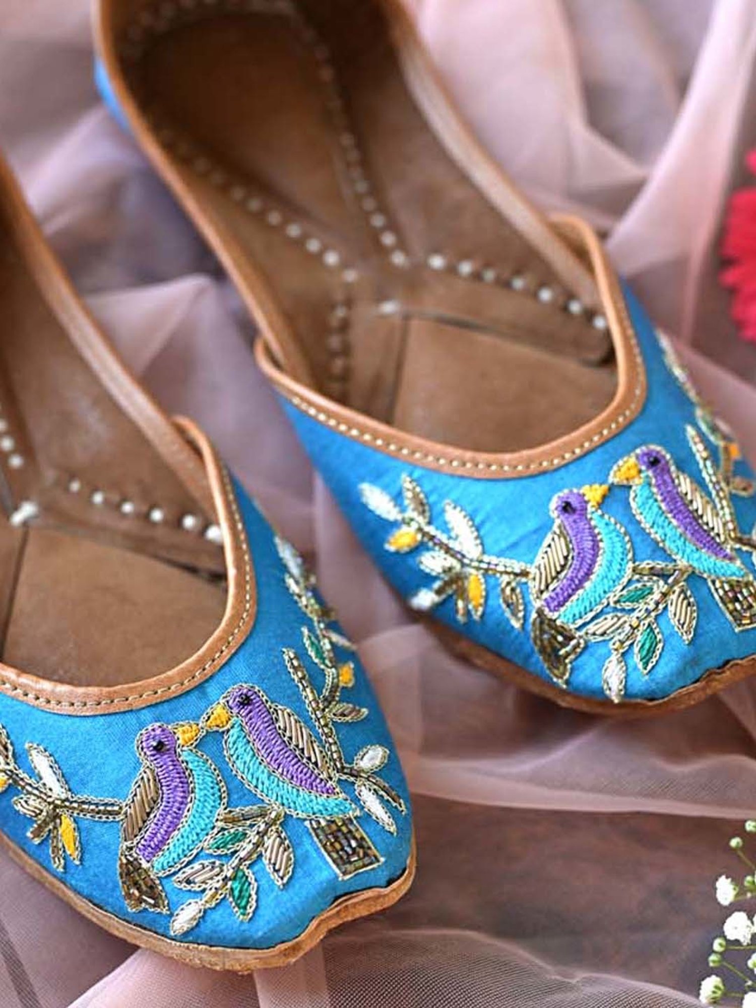 Scentra Women's Blue Ethnic Juttis