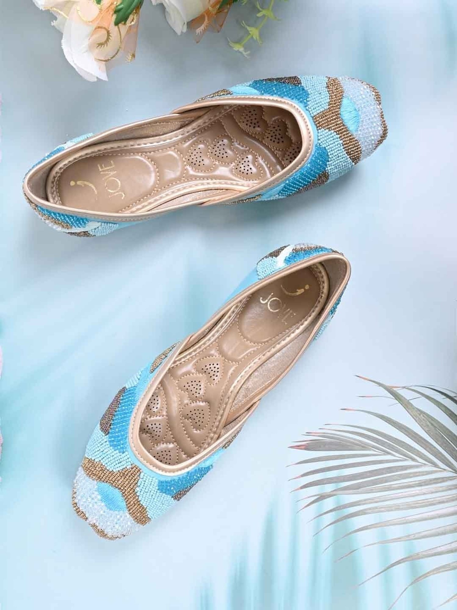 Jove Women's Aqua Ethnic Juttis