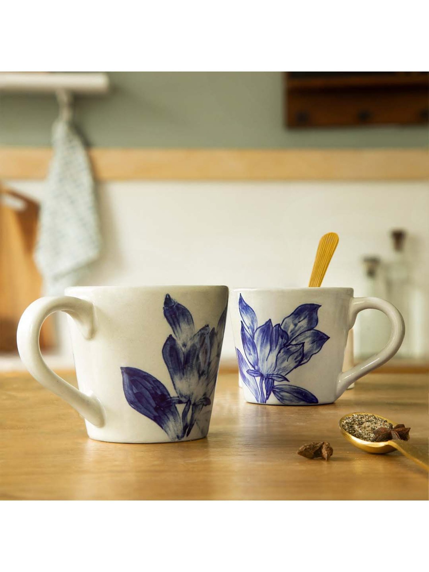 Ellementry 'Magnolia' White & Navy Ceramic Coffee Mug (0.25 L) - Set of 2