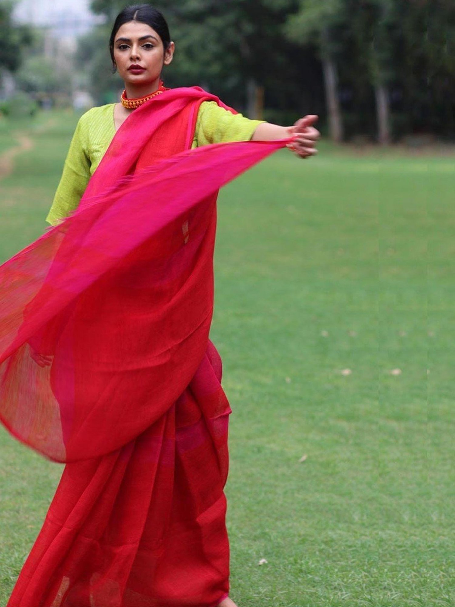 Chidiyaa Gulnar Solid Red Rani Handwoven Linen Saree
