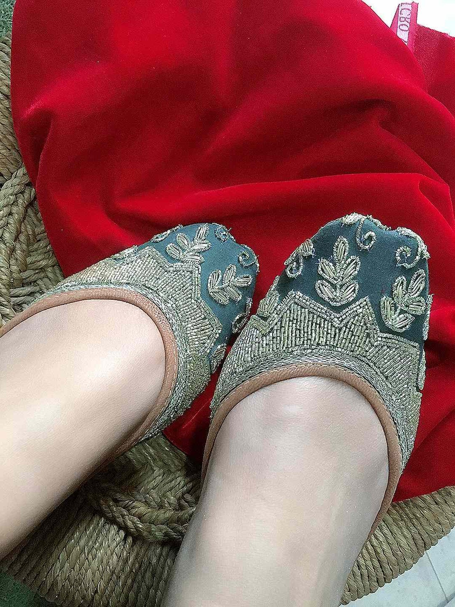 Desi Colour Women's Pine Green Ethnic Juttis