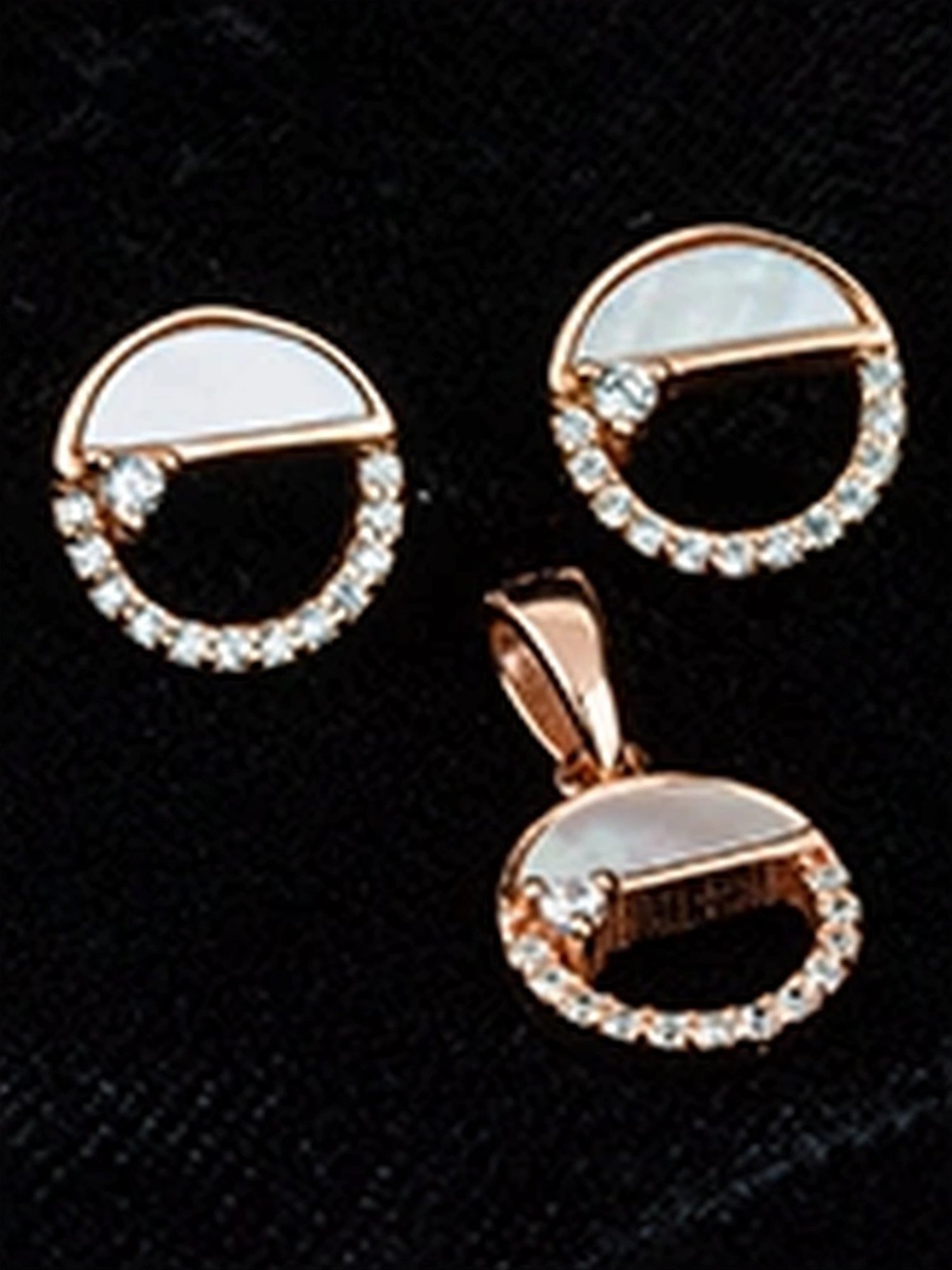 Touch925 Sterling Silver Radiant Circle Pendant Set for women