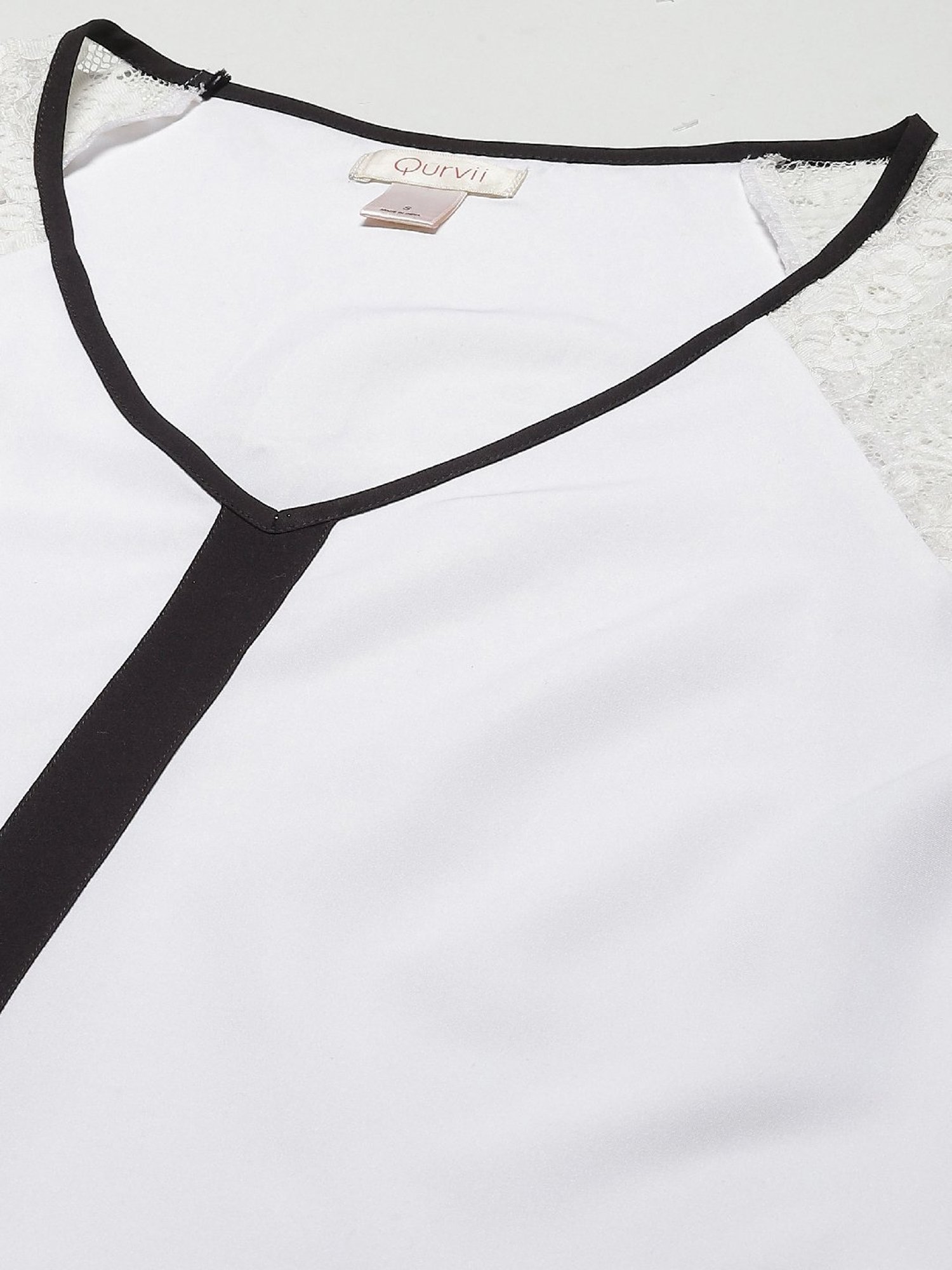 Qurvii White V-Neck Top