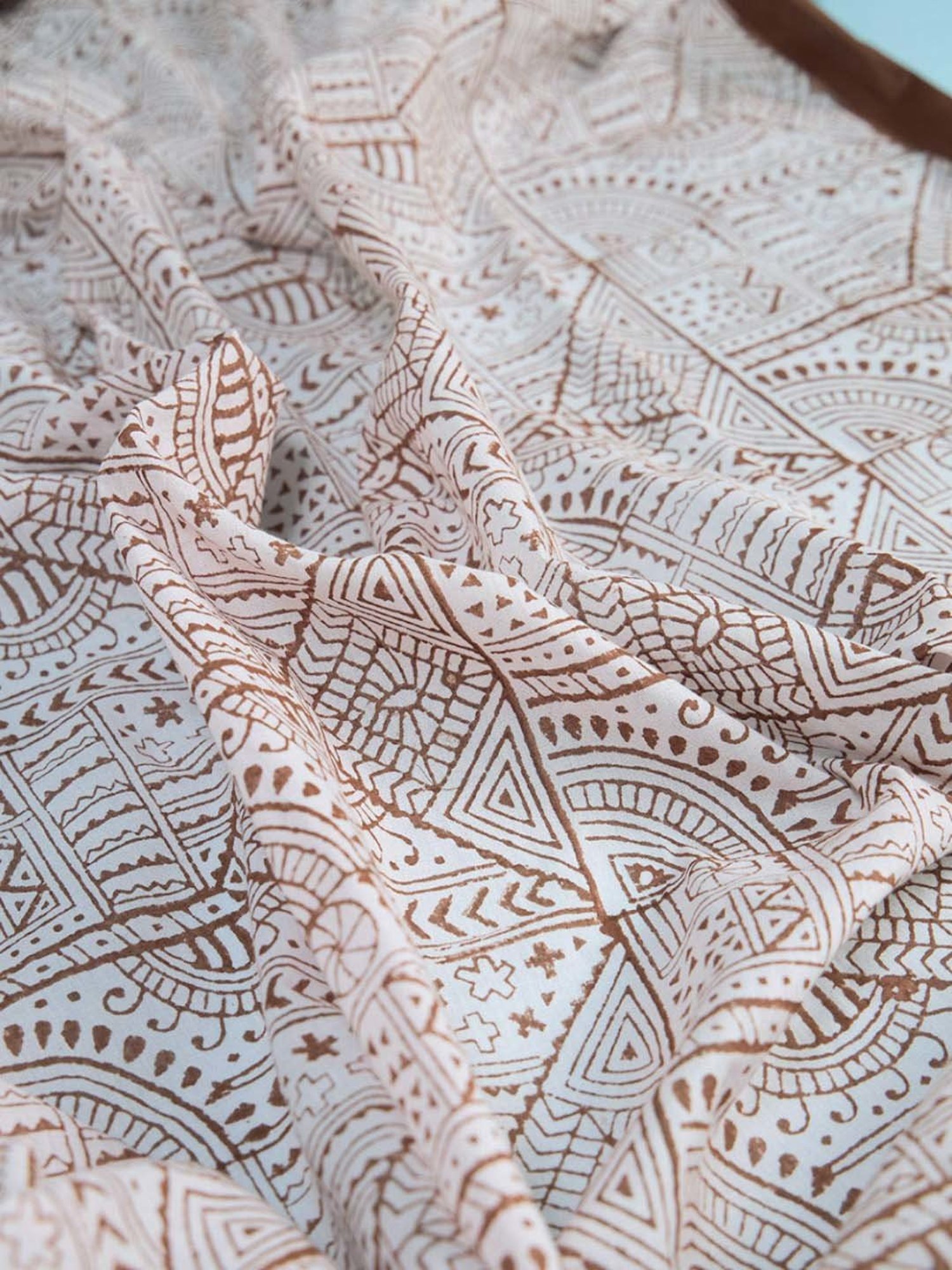 Taneira White Cotton Printed Saree With Unstitched Blouse
