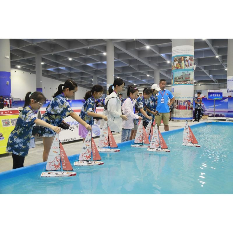 Playsteam Voyager 400 2.4G Sailboat-Red