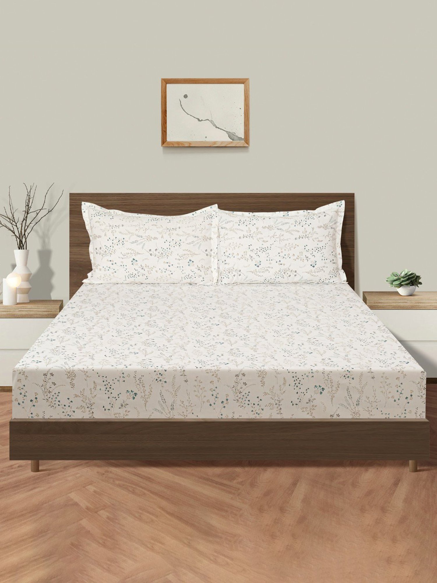 Swayam Dona Floral White & Beige 200 TC Cotton King Bedsheet with 2 Pillow Covers
