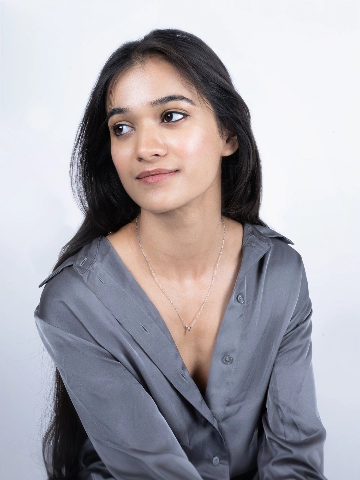 Touch925 Sterling Silver Vivid V Initial Chain Pendant