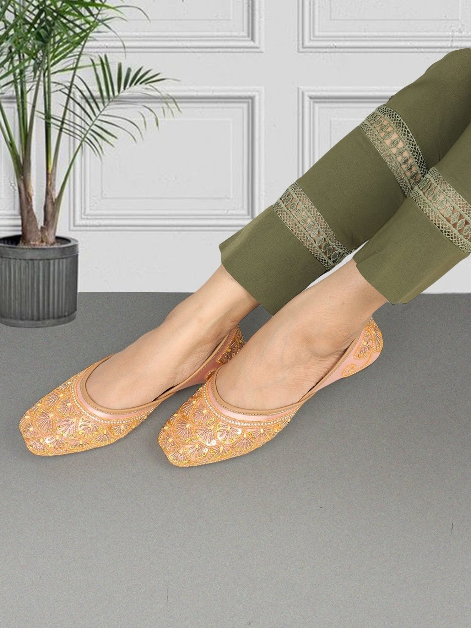 Iconics Women's Pink Ethnic Juttis