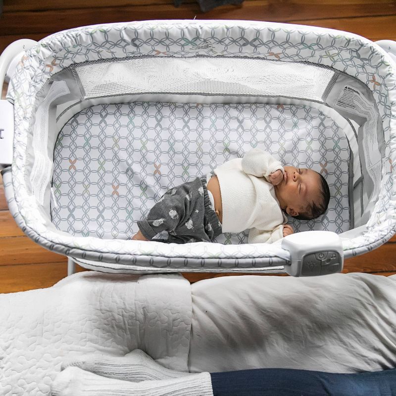 Simmons Kids' Silent Auto Gliding Deluxe Bassinet - Embossed Paisley