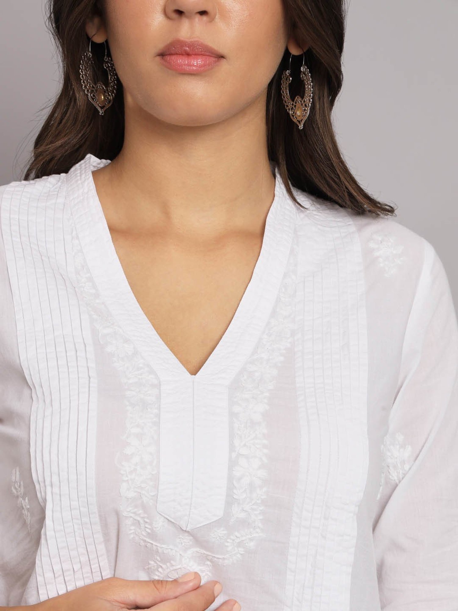 PARAMOUNT CHIKAN White Cotton Lucknowi Chikankari Straight Kurti