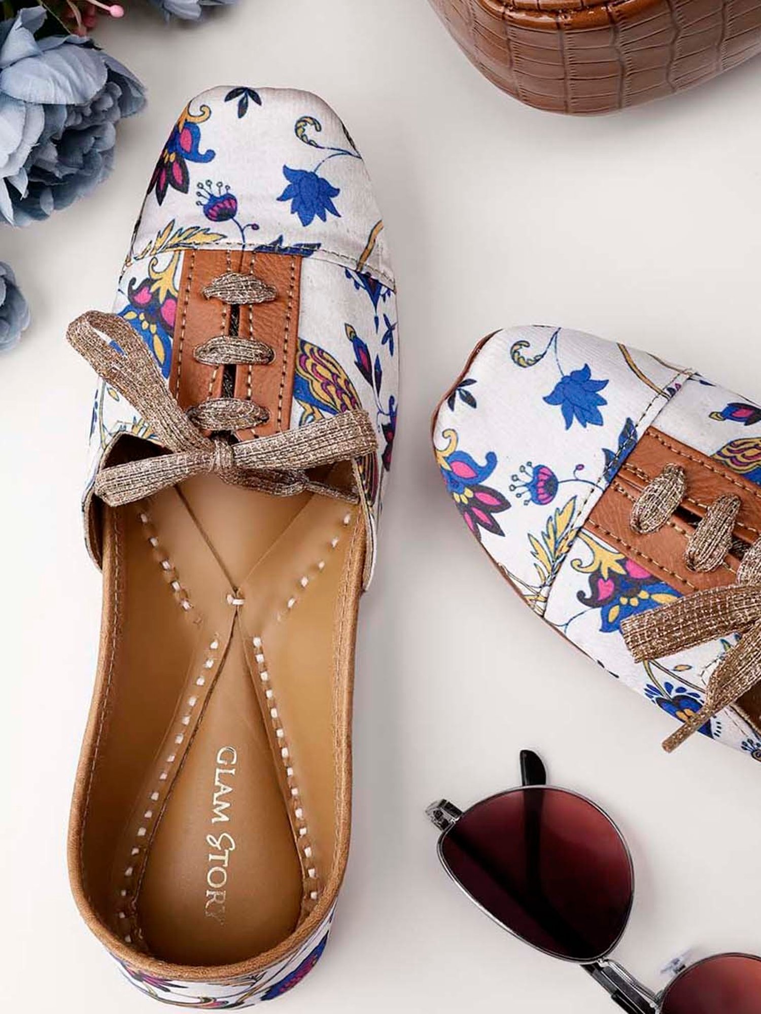 Glam Story Women's White Ethnic Juttis