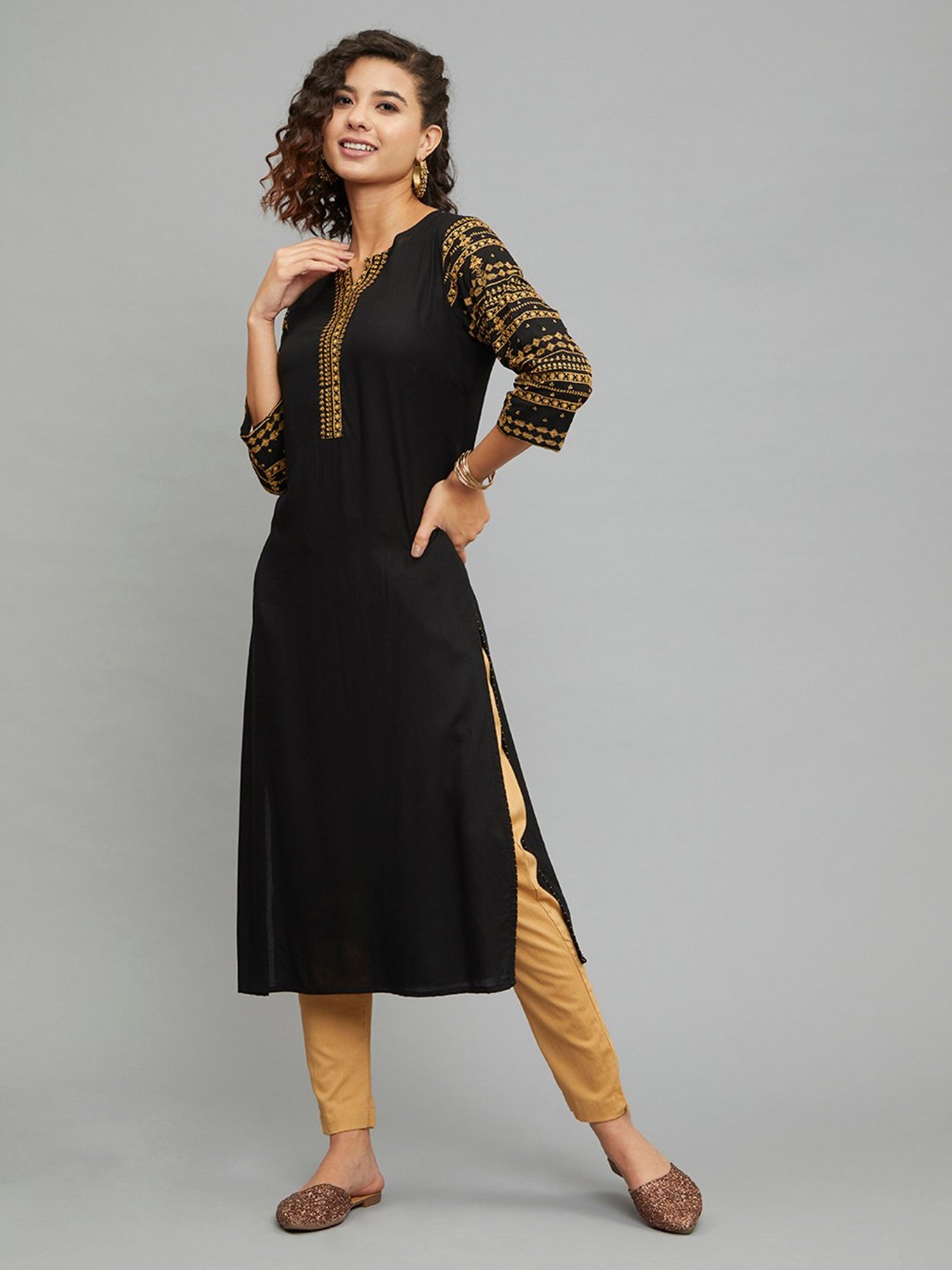 paislei Black Embroidered Straight Kurta
