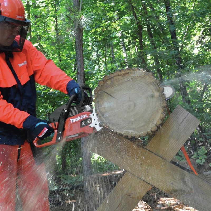 Makita EA5600FREG 18 in. 56 cc RIDGELINE Chain Saw