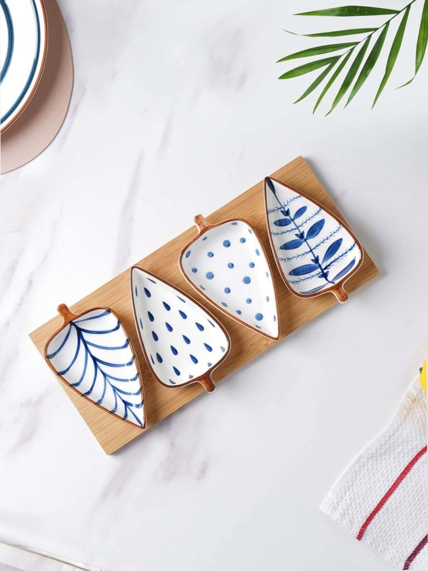 Nestasia Leaf-Shaped Ceramic Blue & White Glossy Serving Platter with tray(Set of 1 Tray & 4 Plates)