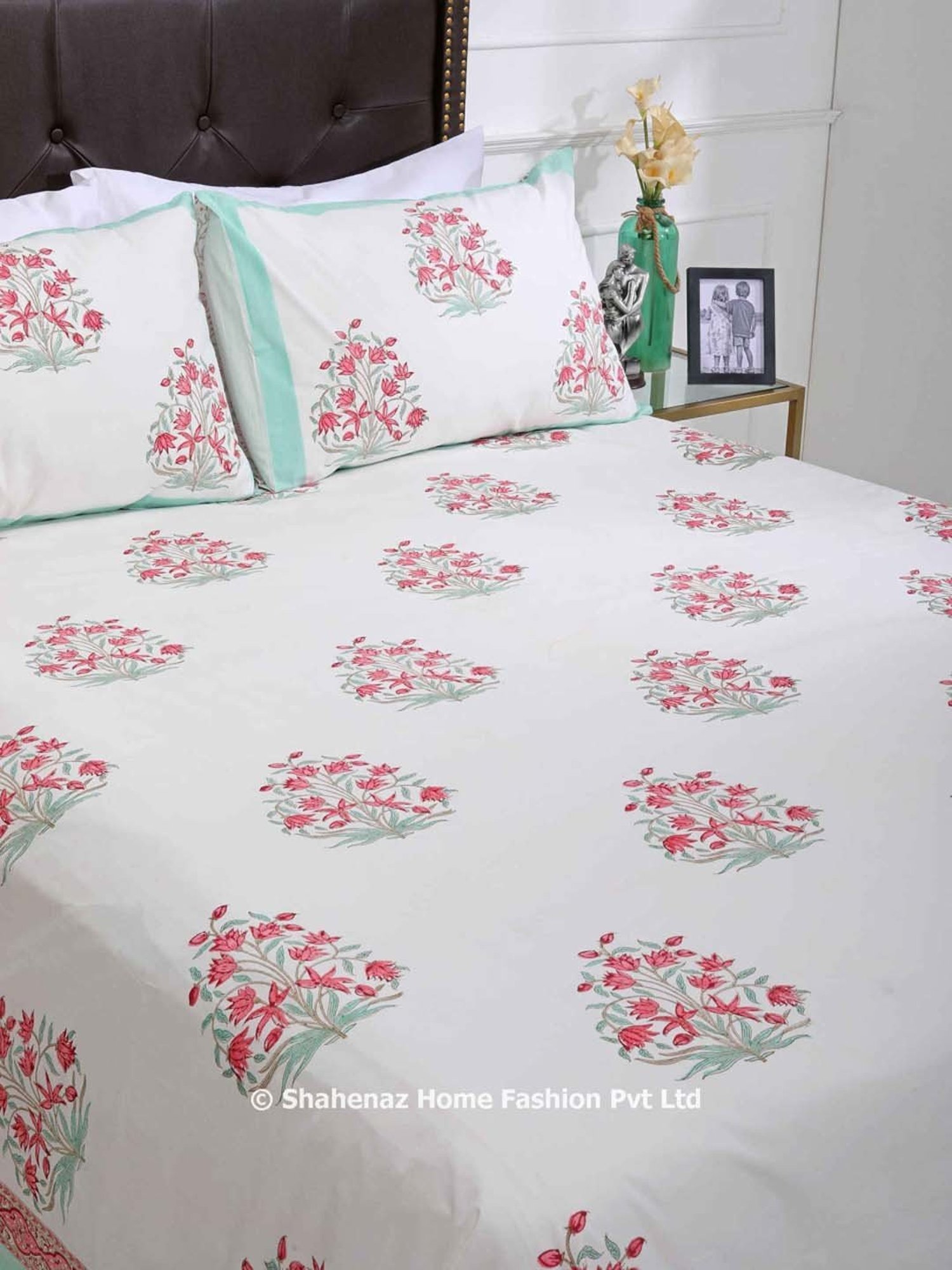 Shahenaz Pink & White 220 TC Cotton Aafirah Double Bedsheet with 2 Pillow Covers