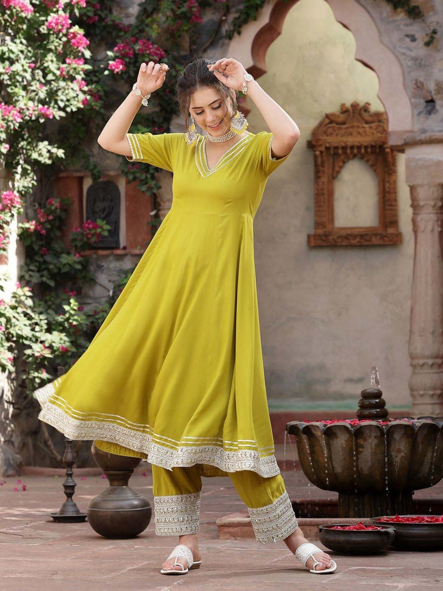 Stylum Green Plain Kurta Pant Set With Dupatta