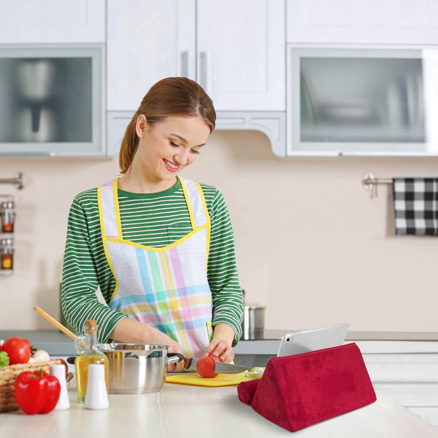 Ideas In Life Tablet Pillow for Galaxy and IPad, Plush Microfiber Mini Tablet Computer Holder Sofa Reading Stand, Self Standing or Use on Lap, Bed, Sofa, Couch. Color Black