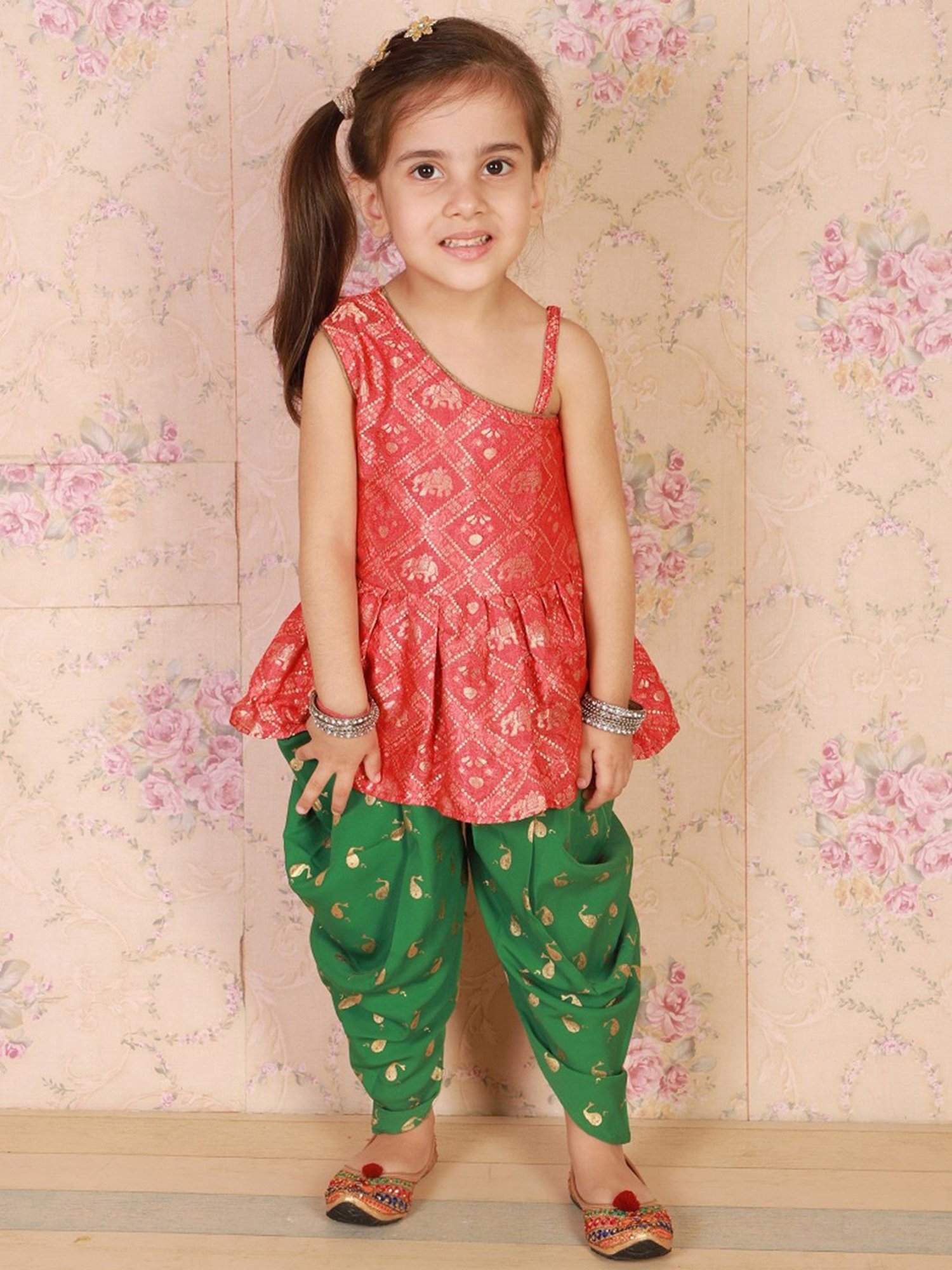 TWISHA Kids Red & Green Self Design Top with Dhoti