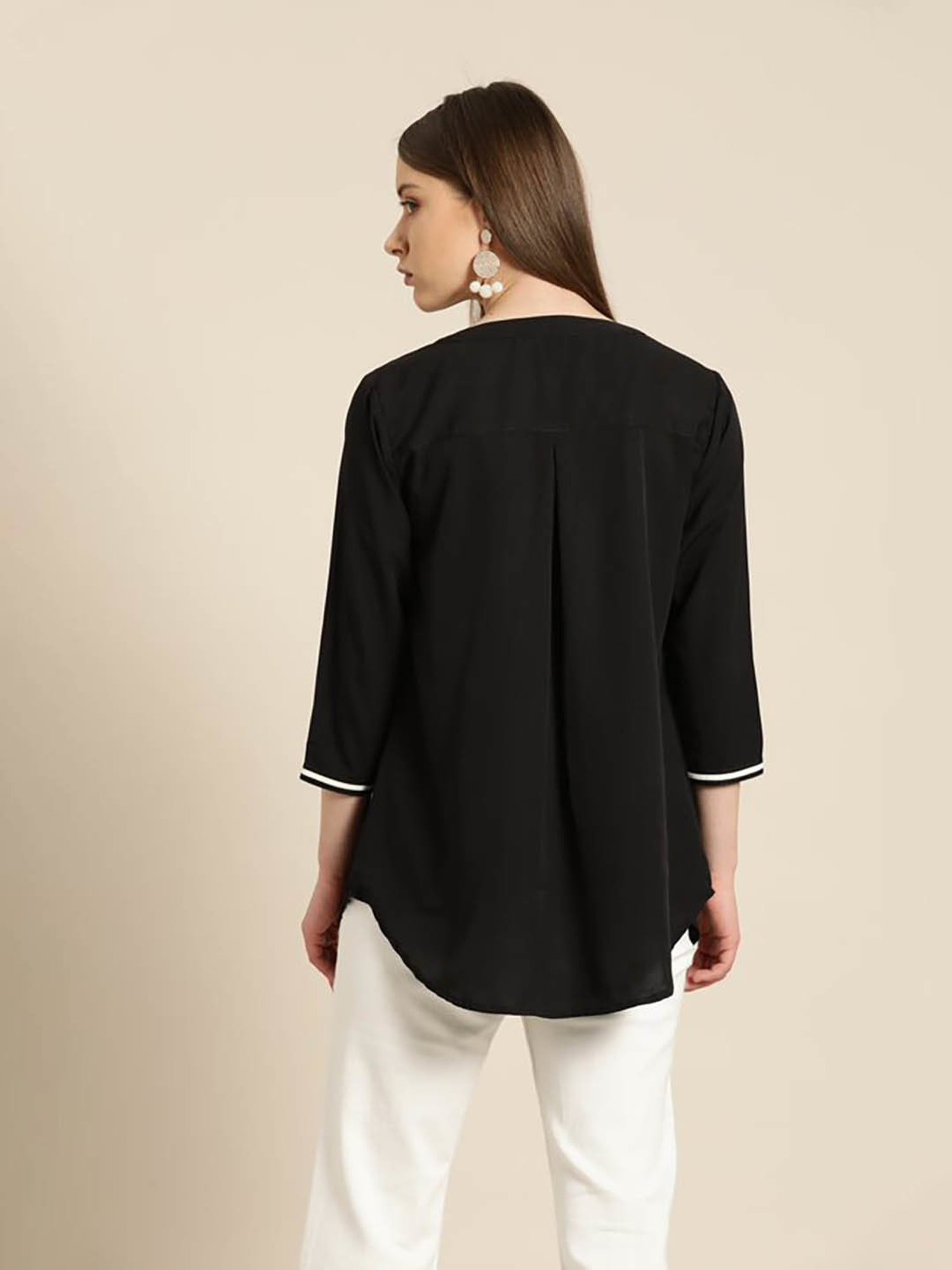 Qurvii Black Regular Fit Top