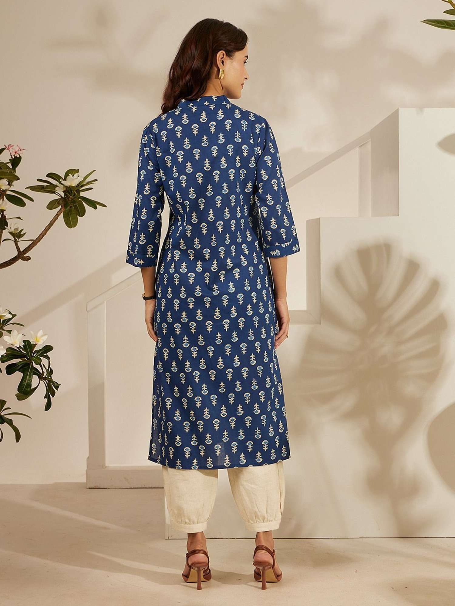 Daali Blue Cambric V Neck 3/4 Sleeves Basics Kurta with Two Pockets