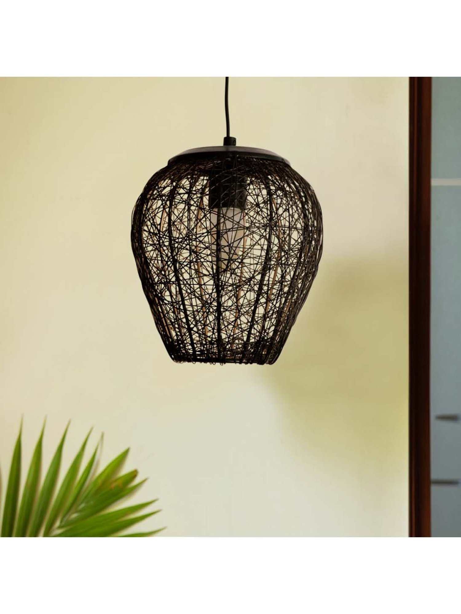 ExclusiveLane 'Glamorous Mesh' Black Iron Hand-Etched Pendant Lamp - Set of 1