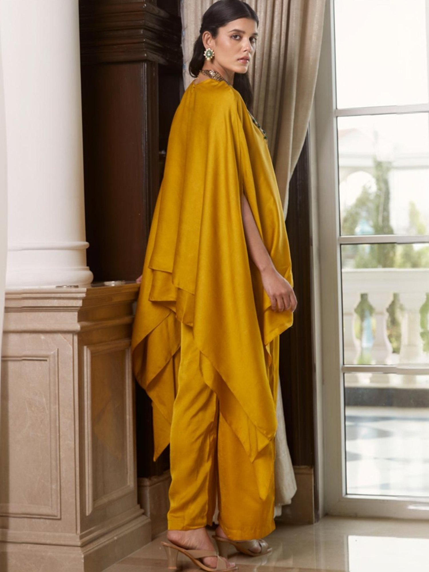 Basanti Kapde aur Koffee Yellow Tunic and Pant Co-Ord Set With Necklace