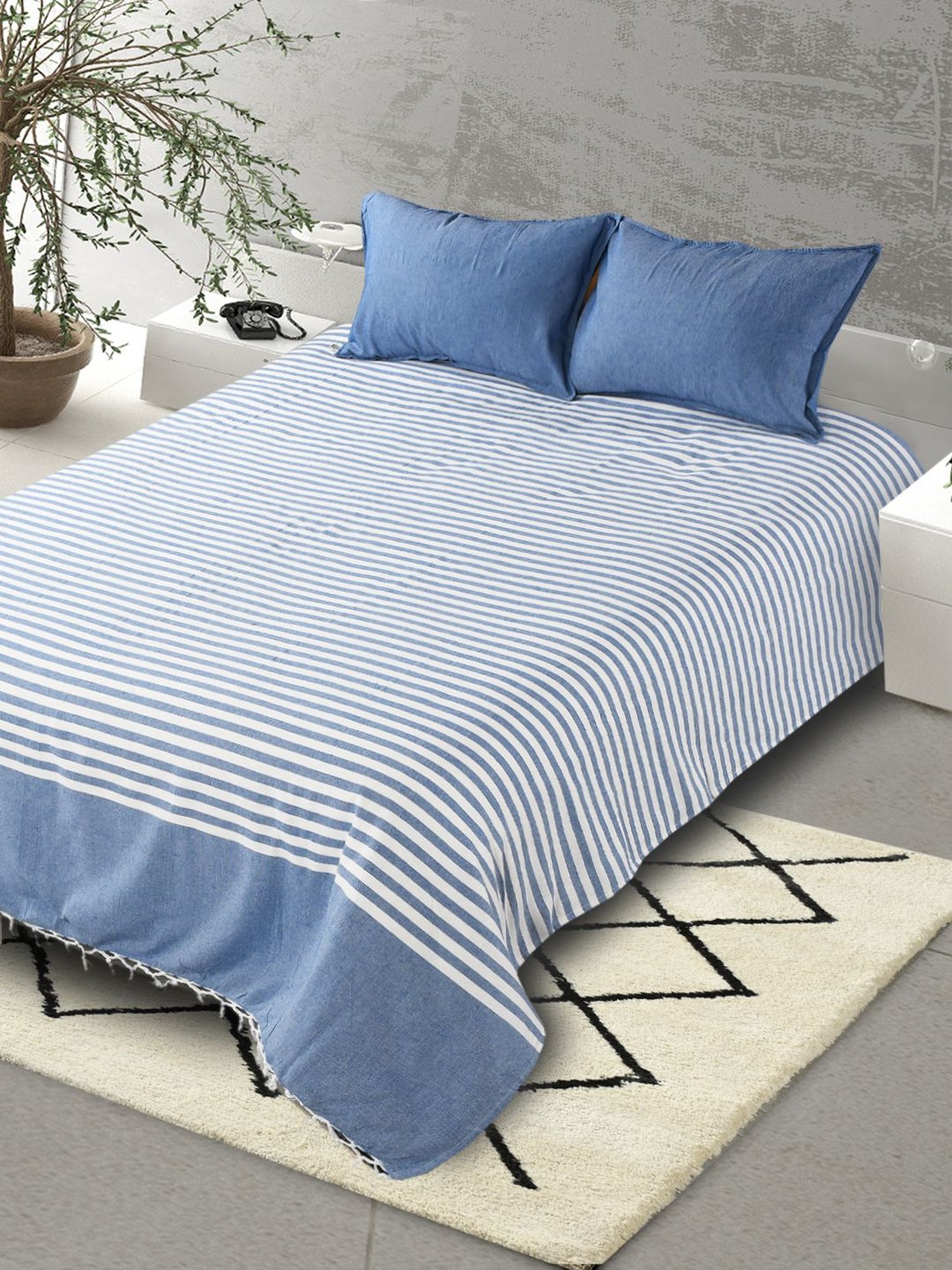 Saral Home Abstract Blue 155 TC Cotton King Sized Bed Sheet with 2 Pillow Covers
