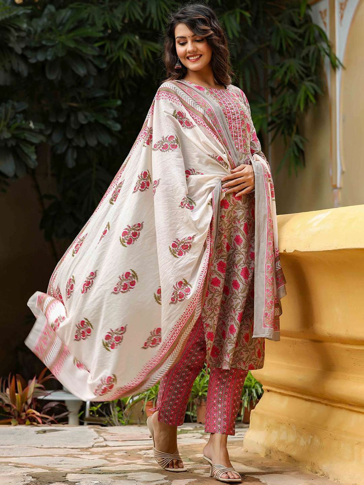 Vaamsi Grey & Pink Floral Print Kurta Pant Set With Dupatta