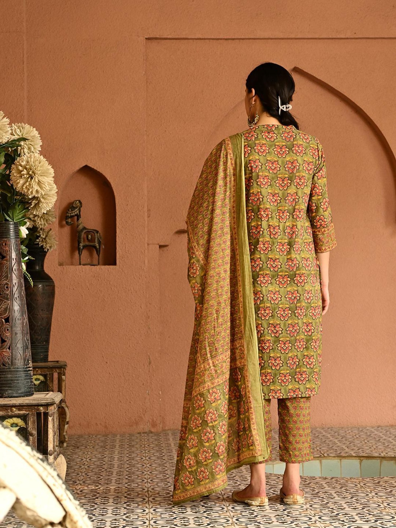 DECKEDUP Multicolor Floral Print Kurta With Pants & Dupatta