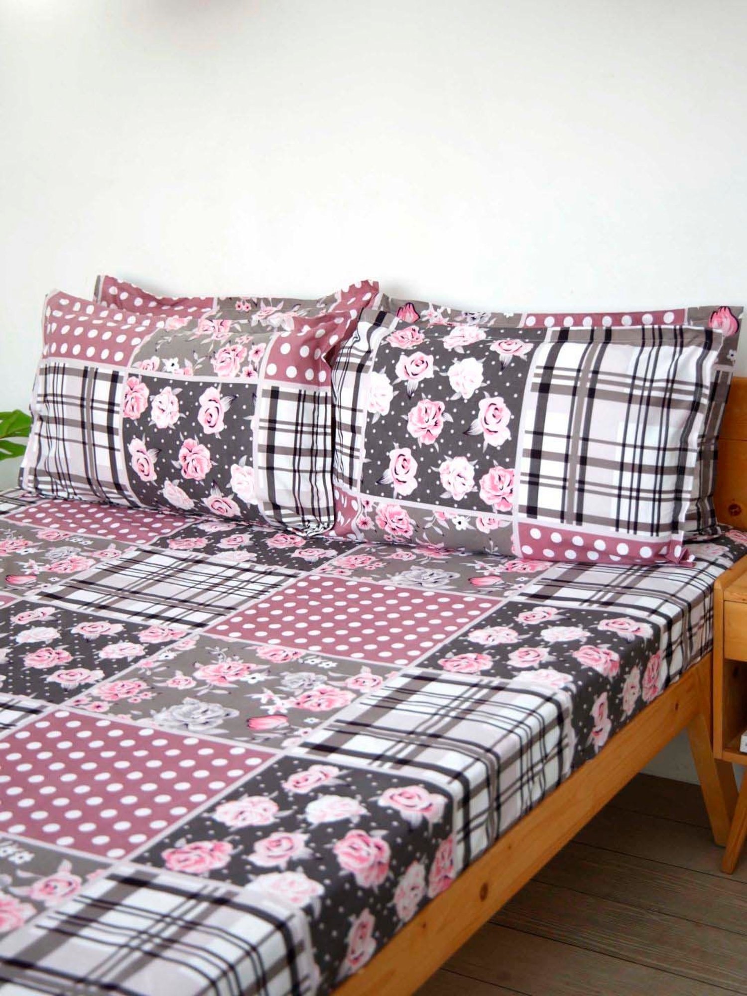 Ariana Pink & Grey Microfibre 144 TC Queen Bedsheet With 2 Pillow Covers