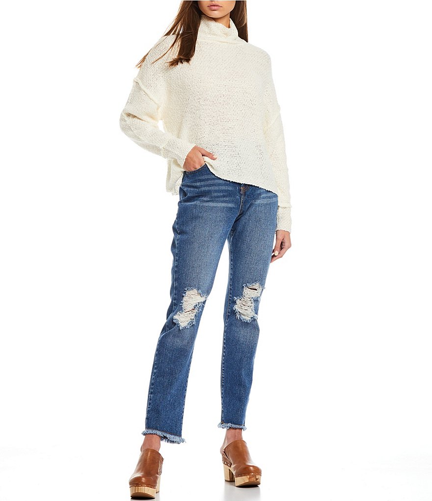 GB Round Neck Fuzzy Eyelash Sweater