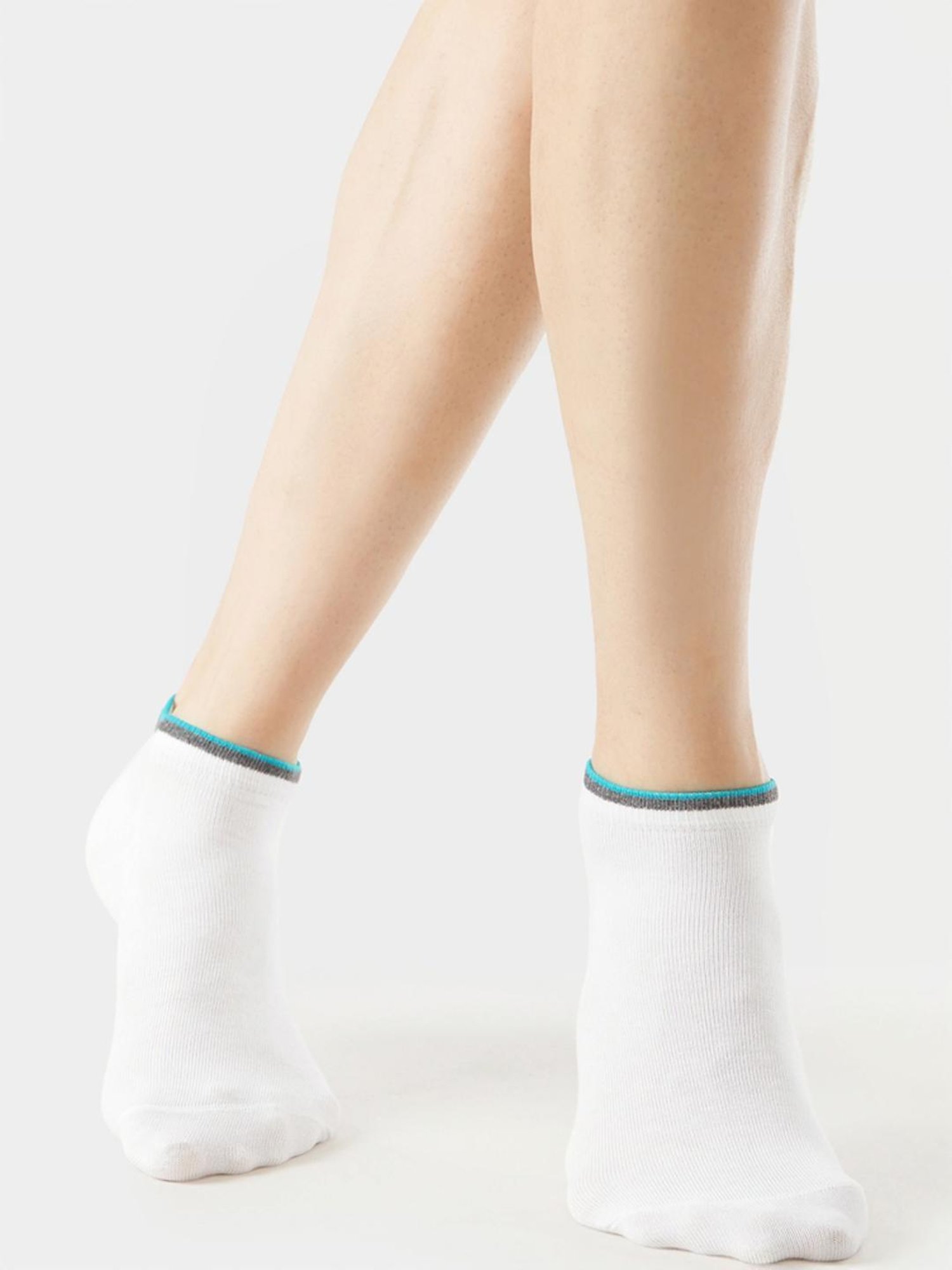 Jockey 7052 White Cotton Crew Length Socks with Stay Fresh Treatment - Pack of 2 (Pattern May Vary)