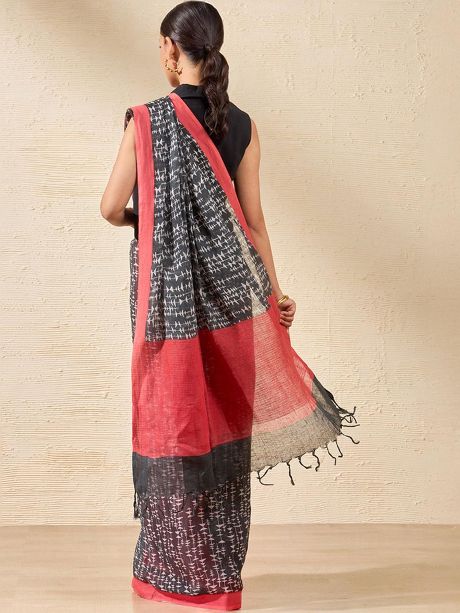Taneira Black & Red Linen Printed Saree With Unstitched Blouse